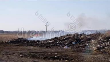 焚烧垃圾场污染环境.. 大风将燃烧垃圾的有毒烟雾上升到空气中。